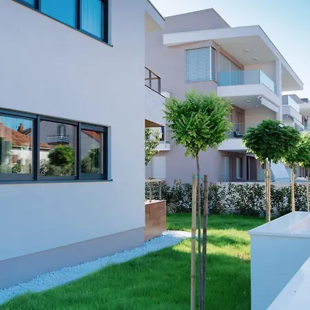 Lena Luxury זאדאר