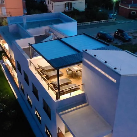 Lena Luxury זאדאר