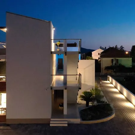 Lena Luxury זאדאר